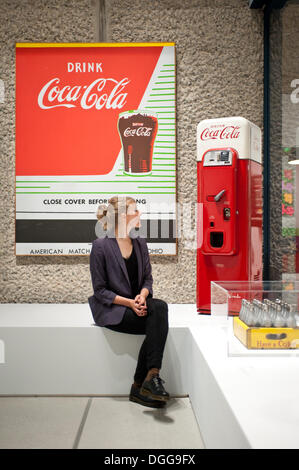 London, UK - 21. Oktober 2013: eine Frau schaut Werke von Andy Warhol "Enge Deckung vor auffällig 1962" inklusive einer Coca-Cola-Maschine während der Pop Art Design-Ausstellung in der Barbican Gallery in London. Bildnachweis: Piero Cruciatti/Alamy Live-Nachrichten Stockfoto