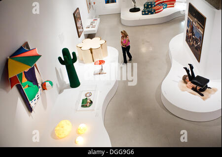 London, UK - 21. Oktober 2013: ein Besucher geht vorbei an Kunstwerke im Pop Art Design-Ausstellung in der Barbican Gallery in London. Bildnachweis: Piero Cruciatti/Alamy Live-Nachrichten Stockfoto