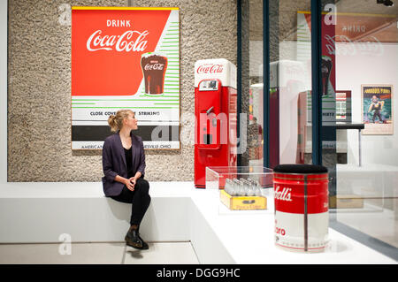 London, UK - 21. Oktober 2013: eine Frau schaut Werke von Andy Warhol "Enge Deckung vor auffällig 1962" inklusive einer Coca-Cola-Maschine während der Pop Art Design-Ausstellung in der Barbican Gallery in London. Bildnachweis: Piero Cruciatti/Alamy Live-Nachrichten Stockfoto