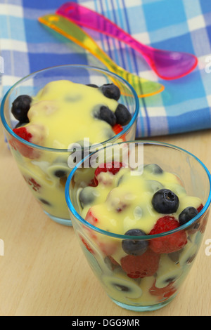 Erdbeeren und Heidelbeeren mit Vanillesauce Stockfoto