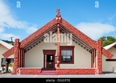 Whakarewarewa, Rotorua, North Island. Whare Tipuna, der aufwendig geschnitzten ahnen Maori Meeting House. Stockfoto