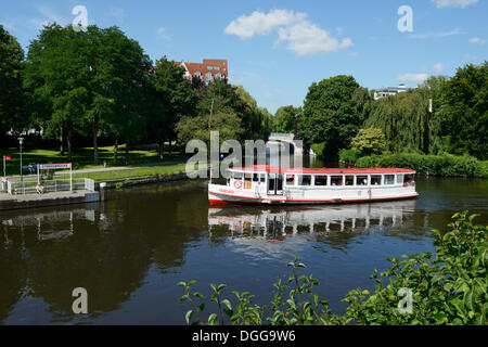 Dampfer auf dem Kurs des Flusses Alster am Leinpfad, Pier, Streekbruecke Brücke, Hamburg, Hamburg, Deutschland Stockfoto