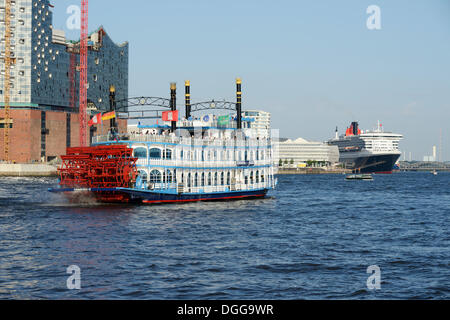 Raddampfer, RMS Queen Mary 2 besucht während der Hamburg Cruise Days, der Hamburger Hafen mit der Elbphilharmonie, links Stockfoto