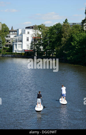 Stand up Paddler auf dem Osterbekkanal canal, Muehlenkamp Pier, Hamburg, Hamburg, Deutschland Stockfoto