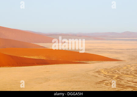 Am frühen Morgen Stimmung, Blick von der Düne 45 über die Dünenlandschaft, Tsauchab-Tal, Sossusvlei, Namib-Wüste Namib-Naukluft-Park Stockfoto