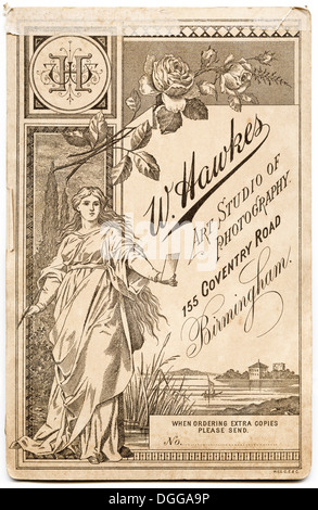 Aufwendige Design auf Rückseite der Carte de Visite ca. 1898 vom viktorianischen Fotografen W. Hawkes von Birmingham Stockfoto