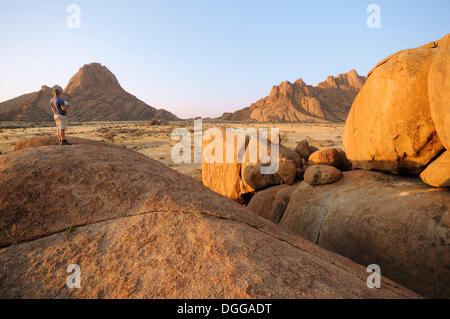 Savannenlandschaft in der Abendsonne mit Felsformationen, großer Spitzkoppe Berg und Pontok Berge, Spitzkoppe Stockfoto