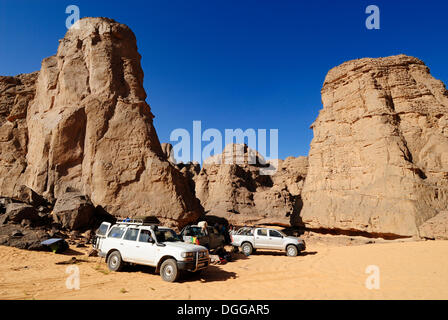 Touristenlager im Tassili du Hoggar, Wilaya Tamanrasset, Algerien, Sahara, El Ghessour, Nordafrika Stockfoto