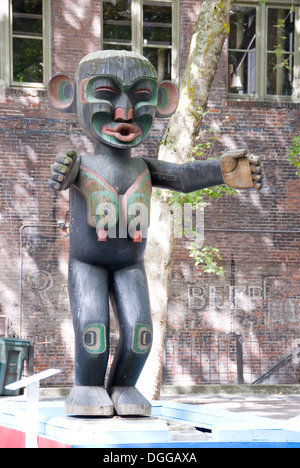 Schnitzen von indianischen Frau im Occidental Park, Pioneer Square, Seattle, USA Stockfoto