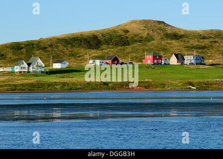 Bunte hölzerne Häuser entlang la Petite Baie, Ile du Havre Aux Maisons, Iles De La Madeleine, Magdalen Inseln, Quebec Maritime Stockfoto