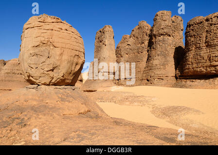 Desert Rock-Formation bei Tin Akachaker, Tassili du Hoggar, Wilaya Tamanrasset, Algerien, Sahara, Afrika Stockfoto