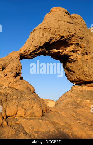 Natürliche Brücke, Bogen, Sandstein-Felsformation im Tassili du Hoggar, Wilaya Tamanrasset, Youf Ahakit, Wüste Sahara, Algerien Stockfoto