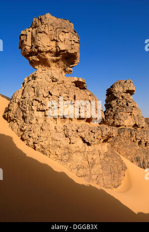 Steinige Wüstenlandschaft am Tin Akachaker, Tassili du Hoggar, Wilaya Tamanrasset, Algerien, Sahara, Afrika Stockfoto