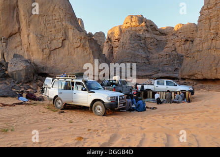 Lager in die felsige Wüstenlandschaft im Tassili du Hoggar, Wilaya Tamanrasset, Algerien, Sahara, El Ghessour, Nordafrika Stockfoto