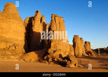 Steinige Wüstenlandschaft in El Ghessour, Tassili du Hoggar, Wilaya Tamanrasset, Algerien, Sahara, Afrika Stockfoto