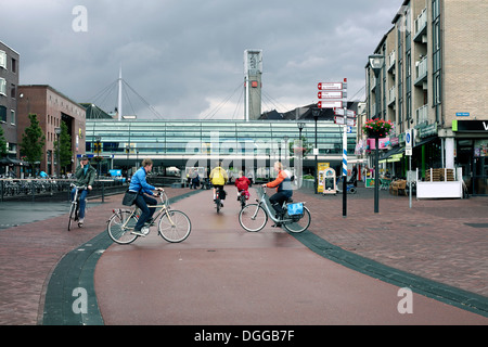 Radfahrer in Houtens autofreien Stadt Zentrum, eine niederländische Neustadt in der Nähe von Utrecht, Niederlande. Stockfoto