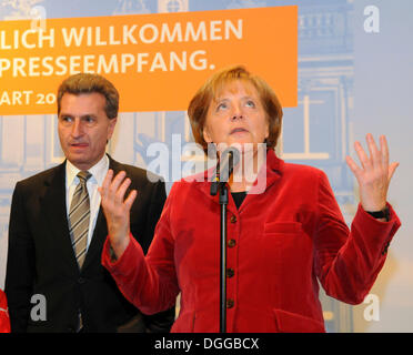 Drücken Sie die Rezeption im Neues Schloss, Bundeskanzlerin Angela Merkel und Guenther Oettinger, Regierungschef des Landes Baden-Württemberg, Stockfoto