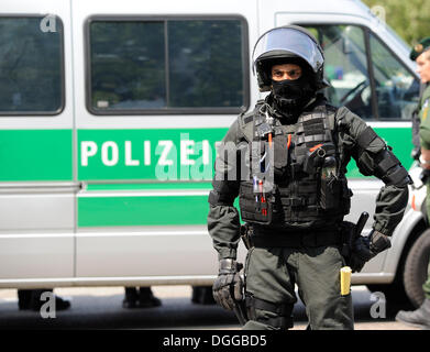 1. Mai-Rallye, ein Polizist aus der speziellen Task Forces, Heilbronn, Baden-Württemberg Stockfoto