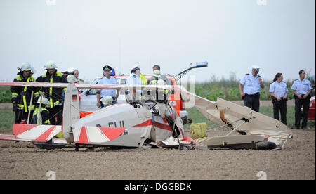 Historischen Bücker Jungmann 131 Doppeldecker, Baujahr 1951, Absturz auf einem Feld, Oldtimer-Fliegertreffen Hahnweide gelandet Stockfoto