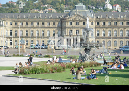 Menschen auf dem Schlossplatz, Brunnen, New Palace auf der Rückseite, Stuttgart, Baden-Württemberg Stockfoto