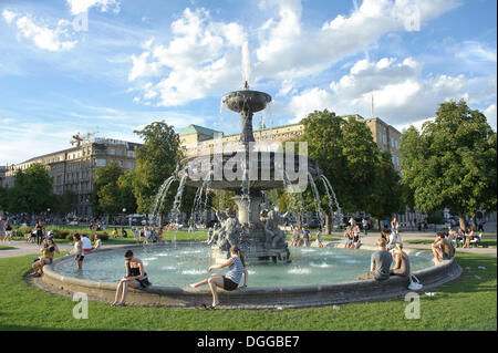 Brunnen auf dem Schlossplatz Platz, Stuttgart, Baden-Württemberg Stockfoto