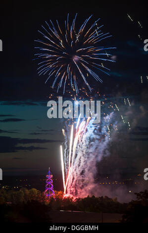 Beleuchtete Killesbergturm Ausschau und Feuerwerk auf dem Festival of Lights, Stuttgart, Baden-Württemberg Stockfoto