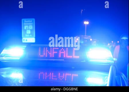 Polizei-Auto von der Highway Patrol, Notleuchten, Schriftzug Unfall,  Deutsch für Unfall auf eine LED-Anzeige, Denkendorf Stockfotografie -  Alamy