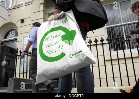 Keine Plastiktüte: "reduzieren Wiederverwendung Recycle" Slogan auf eine Einkaufstasche aus Baumwolle. Stockfoto