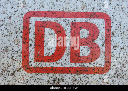 Logo der DB, Deutsche Bahn, deutsche Bahnunternehmen, fliegt schmutzige Schild mit auf der Vorderseite eine ICE-Triebwagen Stockfoto