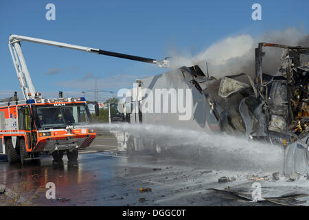 Ein Flughafen-Feuerwehr hilft bei einem LKW-Brand auf die Autobahn A8 in der Nähe der Kreuzung "Echterdinger Ei" zu löschen Stockfoto