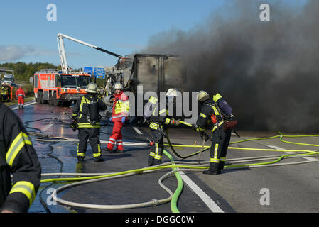 Ein Flughafen-Feuerwehr hilft bei einem LKW-Brand auf die Autobahn A8 in der Nähe der Kreuzung "Echterdinger Ei" zu löschen Stockfoto