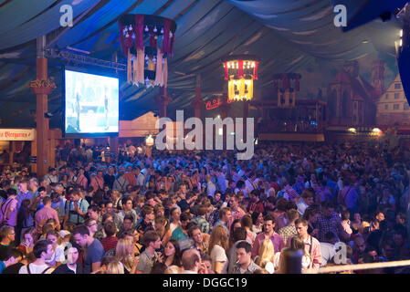 Party im Bierzelt, Cannstatter Wasen Jahrmarkt, Kirmes, Bad Cannstatt, Stuttgart, Baden-Württemberg Stockfoto