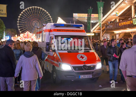 Ein Krankenwagen steht im Publikum, Cannstatter Wasen Jahrmarkt, Kirmes, Bad Cannstatt, Stuttgart, Baden-Württemberg Stockfoto