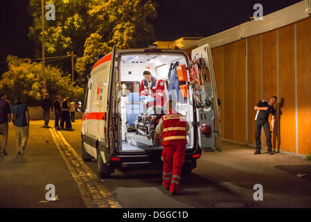 Ein offenbar betrunkener Mann verladen in einem Krankenwagen, Cannstatter Wasen Jahrmarkt, Kirmes, Bad Cannstatt, Stuttgart Stockfoto