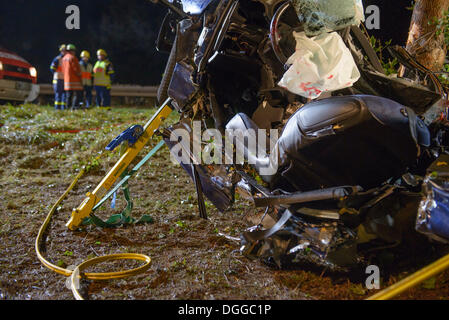 Das Wrack von einem Peugeot nach tödlich krachte in einen Baum auf der B 29, Schorndorf, Baden-Württemberg Stockfoto