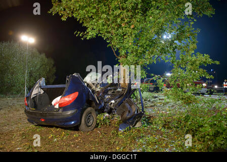 Das Wrack von einem Peugeot nach tödlich krachte in einen Baum auf der B 29, Schorndorf, Baden-Württemberg Stockfoto