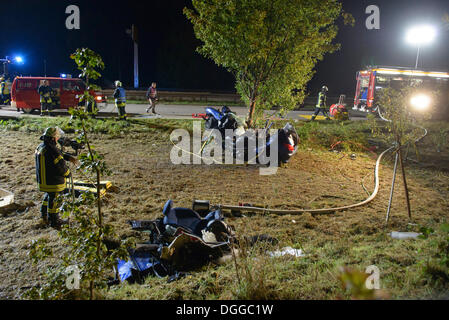 Das Wrack von einem Peugeot nach tödlich krachte in einen Baum auf der B 29, Schorndorf, Baden-Württemberg Stockfoto