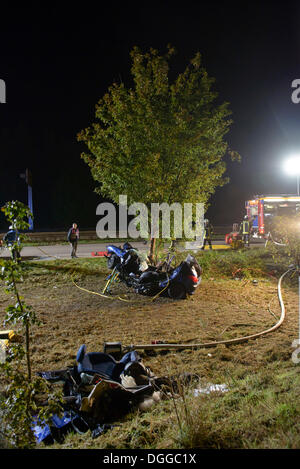 Das Wrack von einem Peugeot nach tödlich krachte in einen Baum auf der B 29, Schorndorf, Baden-Württemberg Stockfoto