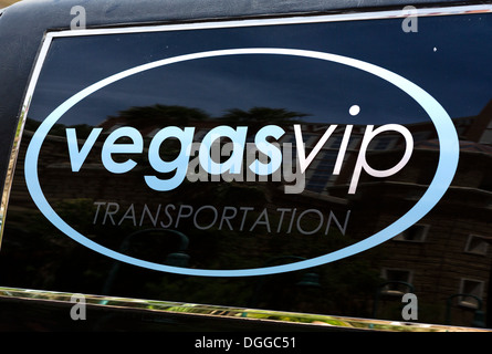 Logo auf Fenster von Vegas VIP-Transport Stretchlimousine, Las Vegas, Nevada, USA Stockfoto