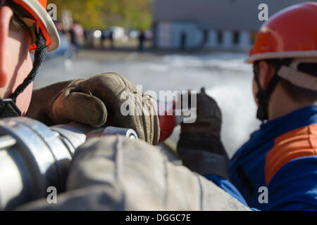 Endgültige Brandschutzübung Dienst von der Jugendfeuerwehr Stuttgart im Herbst auf dem Gelände der Robert Bosch GmbH in Feuerbach Stockfoto