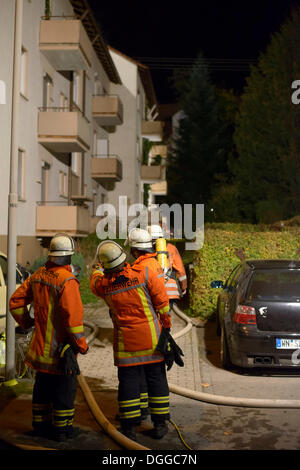 Feuerwehrleute vor Ort bei einem Wohnungsbrand, Stuttgart, Baden-Württemberg Stockfoto