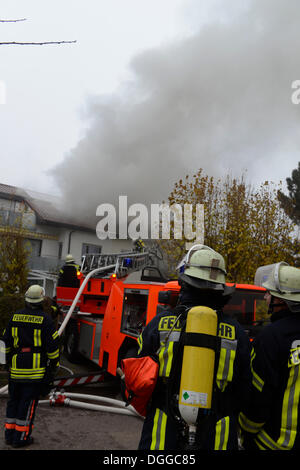 Feuerwehrleute tragen Atemschutzgeräte beim Löschen eines Brandes Dach, Aichwald, Baden-Wurttemberg Stockfoto