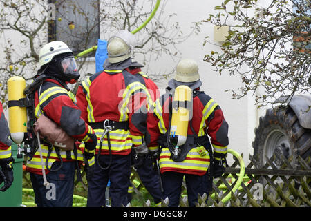 Feuerwehrleute tragen Atemschutzgeräte beim Löschen eines Brandes Dach, Aichwald, Baden-Wurttemberg Stockfoto