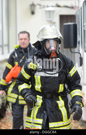 Feuerwehrmann mit Atmung Ausrüstung bei einem Dach Brand, Aichwald, Baden-Württemberg Stockfoto