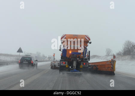 Schnee-Clearing-Fahrzeug der Autobahn Wartung Behörden im Einsatz auf der Autobahn A8, Wendlingen, Baden-Württemberg Stockfoto