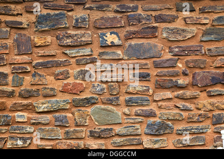 Wand aus groben Steinen Stockfoto