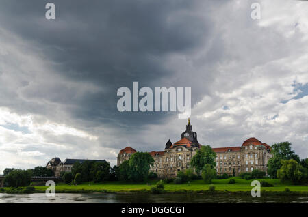 Dunkle Wolken über der sächsischen Staatskanzlei gesehen über den Fluss Elbe, Dresden, Sachsen Stockfoto