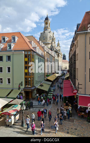 Muenzgasse Straße mit Restaurants in Richtung Neumarkt, Dresden, Sachsen Stockfoto