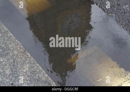 London UK. 21. Oktober 2013. Big Ben Spiegelbild in einer Wasserpfütze an einem regnerischen Tag in London Credit: Amer Ghazzal/Alamy Live-Nachrichten Stockfoto