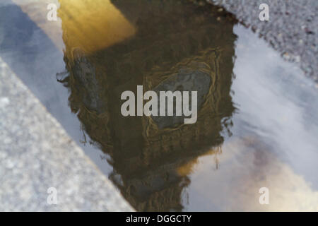 London UK. 21. Oktober 2013. Big Ben Spiegelbild in einer Wasserpfütze an einem regnerischen Tag in London Credit: Amer Ghazzal/Alamy Live-Nachrichten Stockfoto